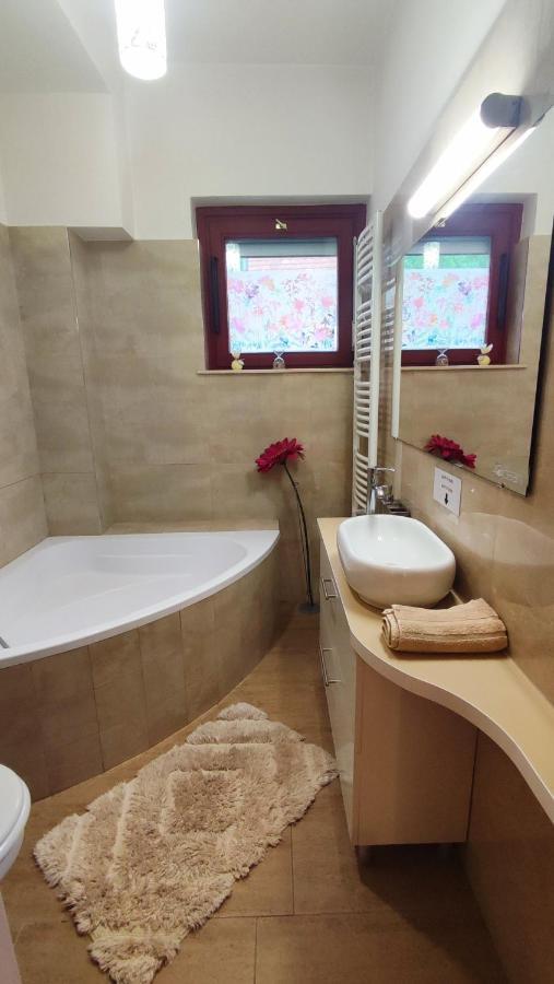 Art Styles Boutique Apartment เซนเทนแดร ภายนอก รูปภาพ